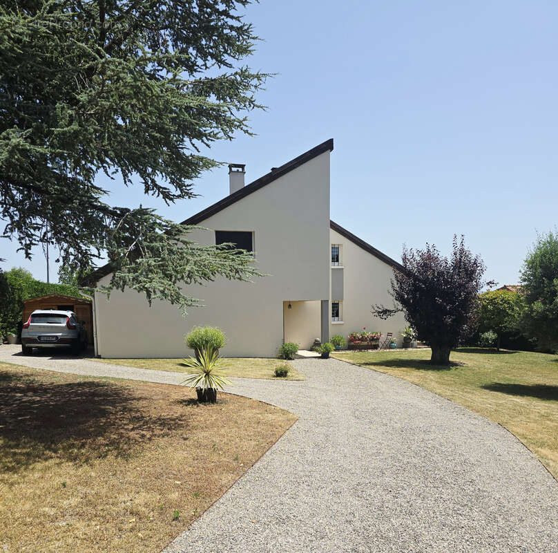 Maison à LA ROCHE-BLANCHE
