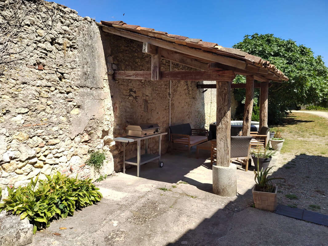 Maison en pierre rénovée avec plus de 50m2 de dépendances et jardin arboré au centre de la commune - photo 6