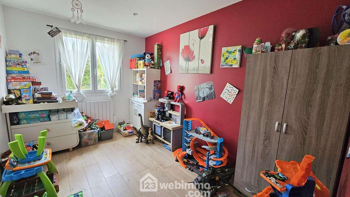 Au RDC, une chambre de 10 m² toute parquetée. - Maison à MALESHERBES