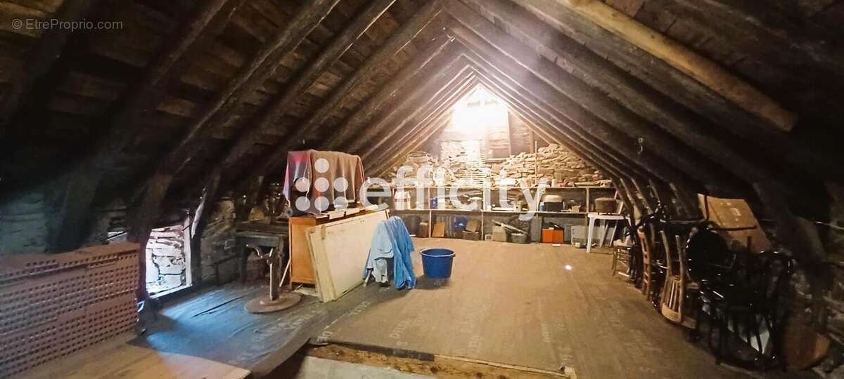 Maison 92 m² à Chaudes-Aigues  - photo 8