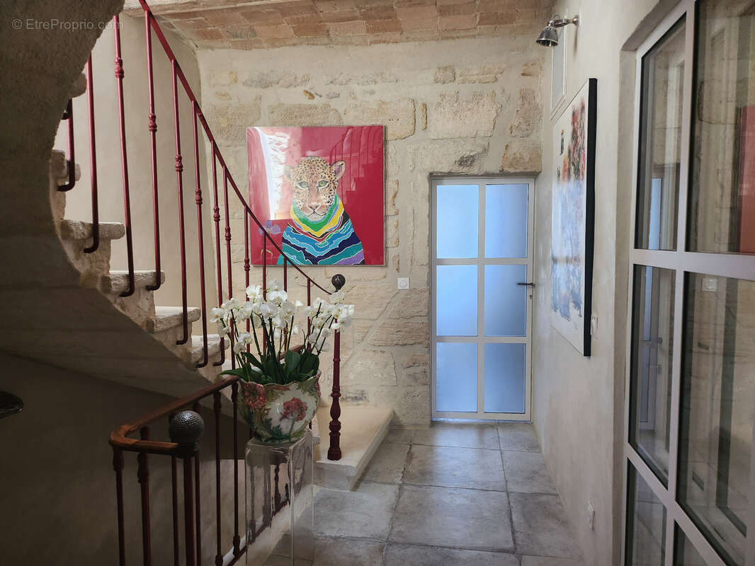 UZES Centre, Elégante maison de caractère d'exception, vendue meublée, jardin, terrasse et garage - photo 8