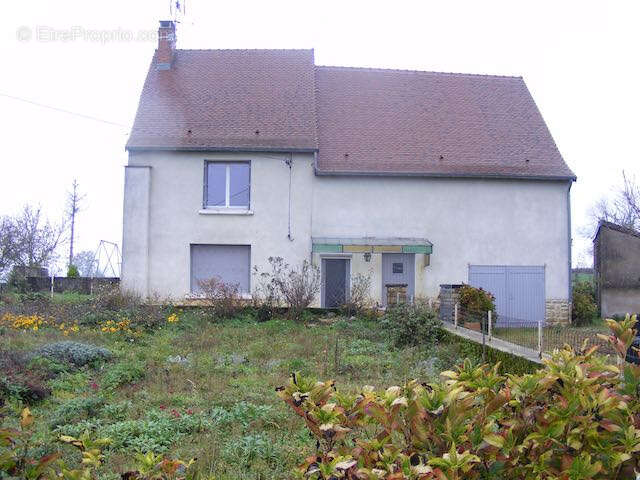 Maison à SAINT-CHRISTOPHE-EN-BRIONNAIS