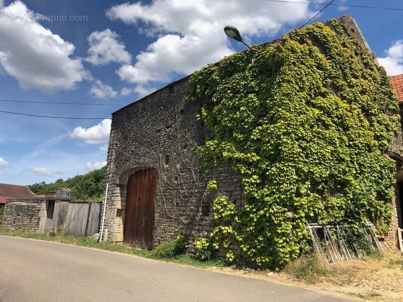 Maison à SAINT-GERMAIN-LES-SENAILLY