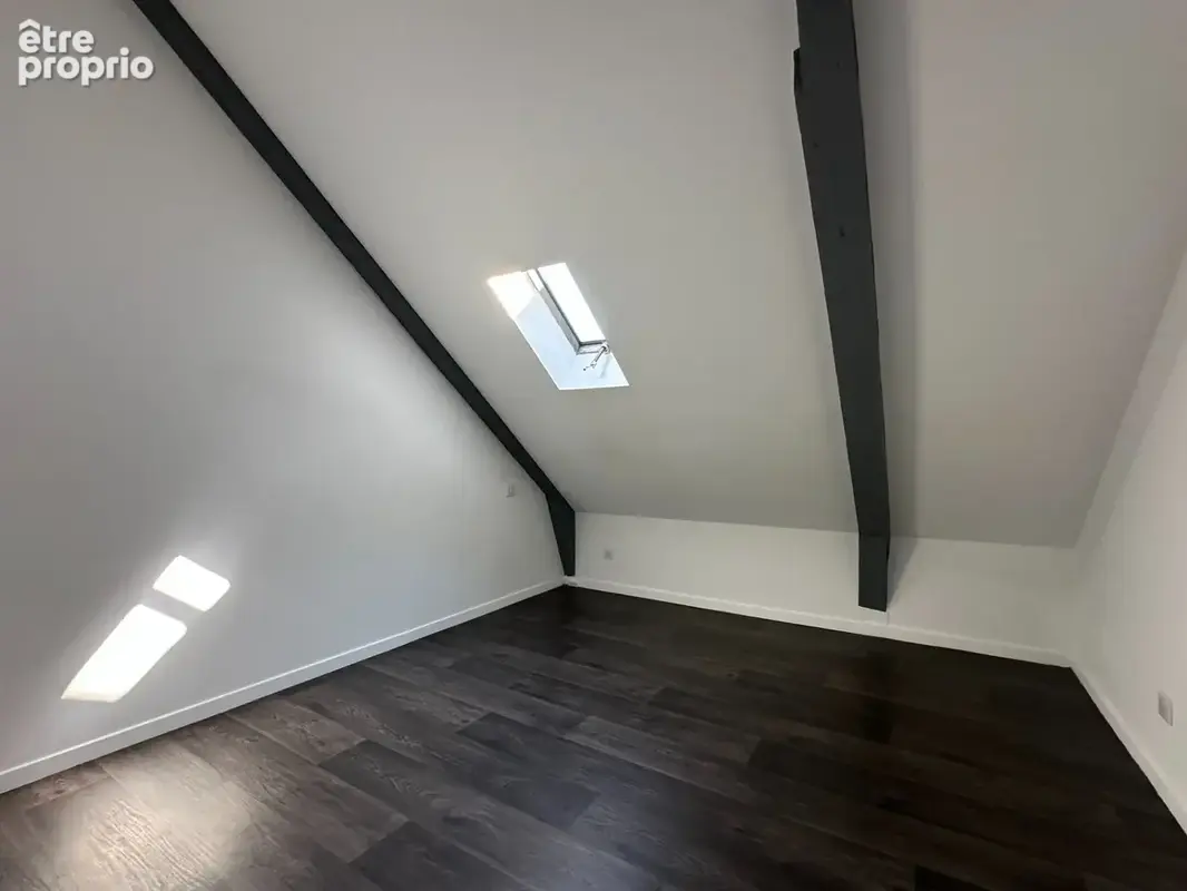 ULTRA-CENTRE SAUMUR, Appartement lumineux rénové de 82m² avec stationnement sécurisé et cave - photo 12