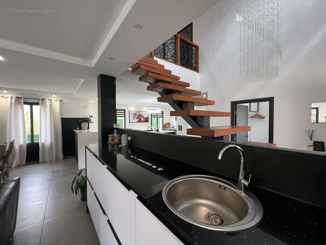 Maison à SAINT-LAURENT-DU-PAPE