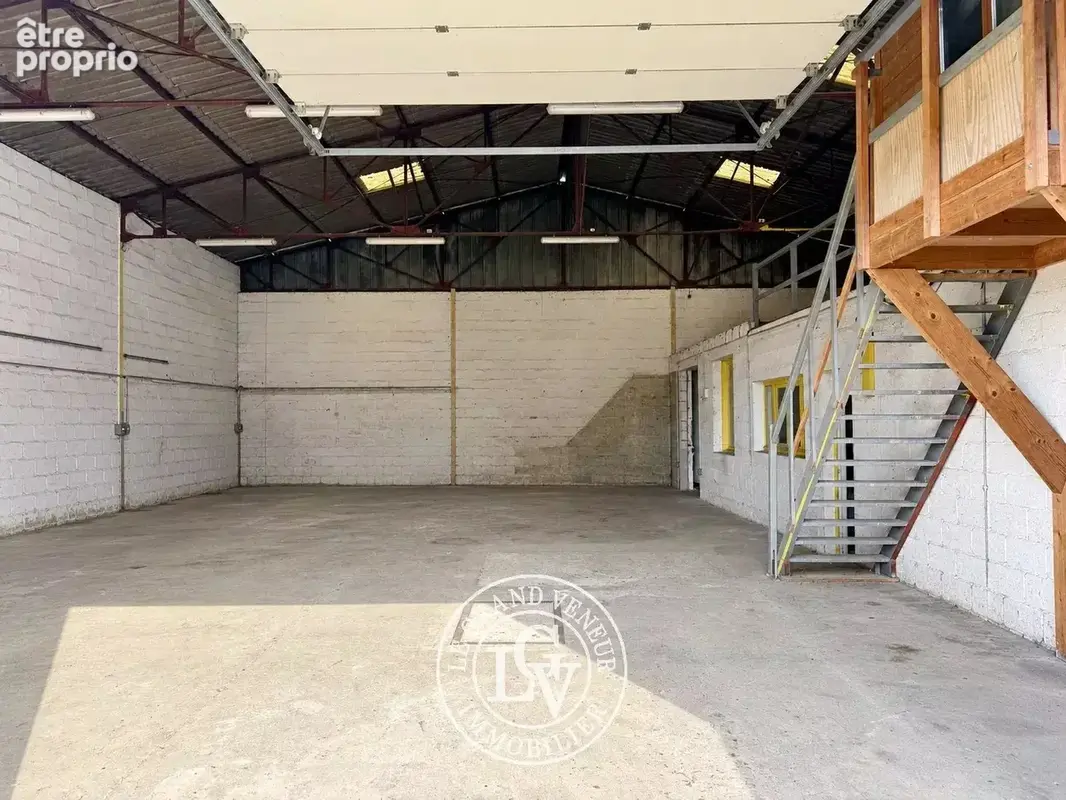 Nemours - hangar de 125 m² au sol avec maison de 65 m2 sur un terrain de 940 m² - photo 3