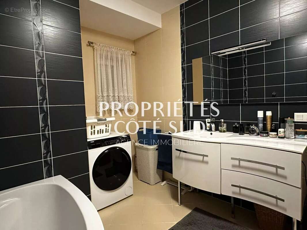 Maison à LAUDUN-L'ARDOISE