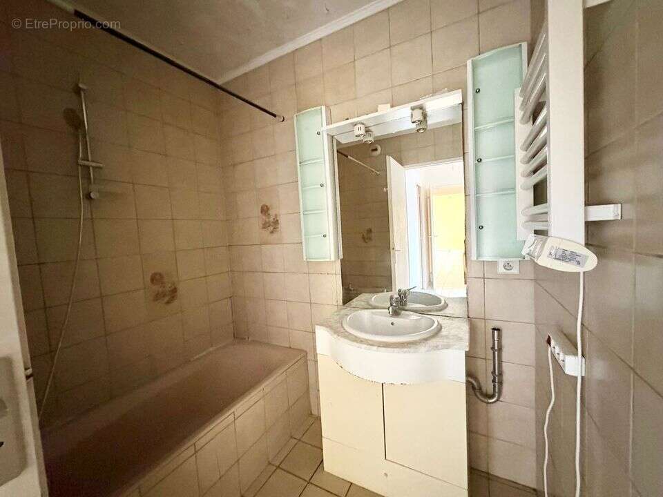 SALLE DE BAIN - Appartement à LA ROCHE-SUR-FORON