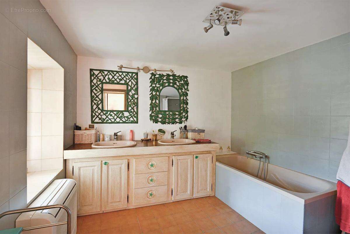 Maison de 12 pièces de 231 m² à Saint-Jean-de-Ceyrargues - photo 15