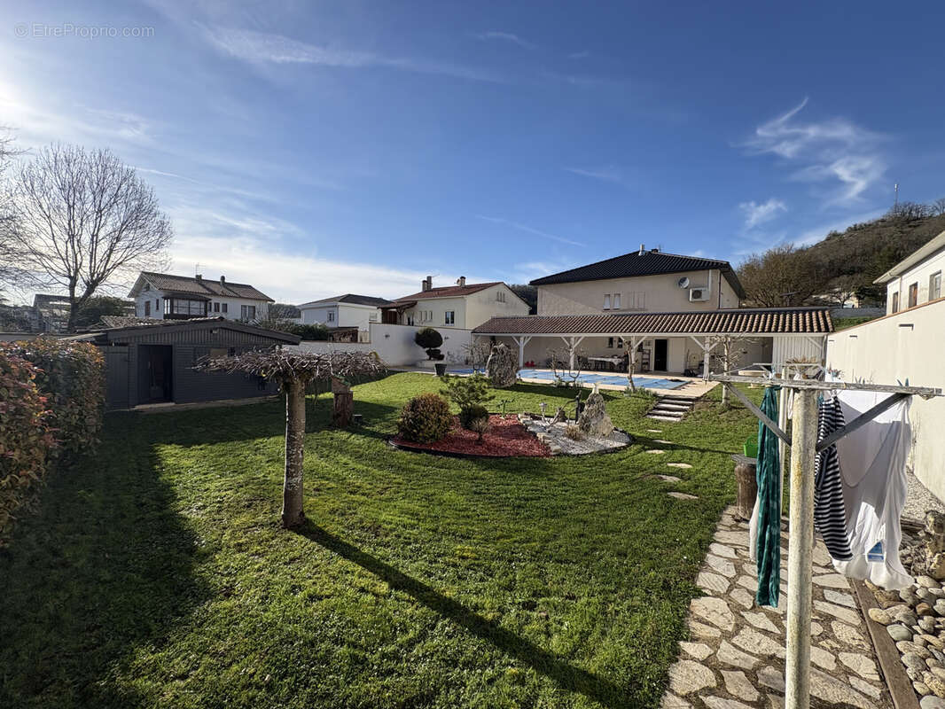 Maison à MONTAIGU-DE-QUERCY