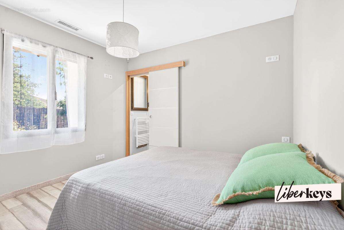 À vendre à Gordes – Élégante villa contemporaine avec piscine, garage et prestations haut de gamme - photo 8
