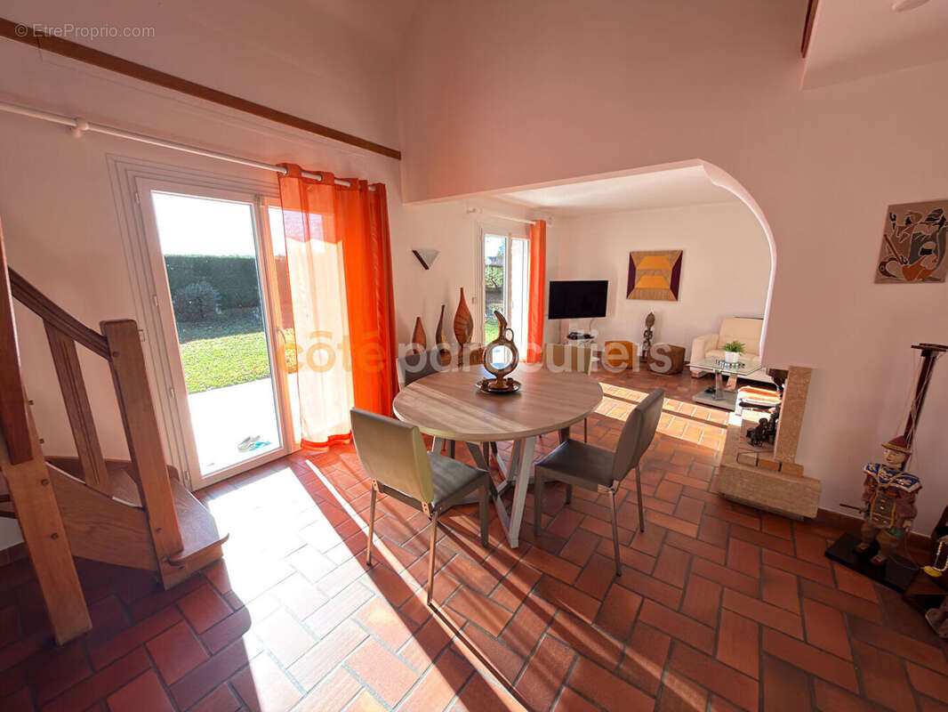 Maison à SAINT-SEBASTIEN-DE-MORSENT