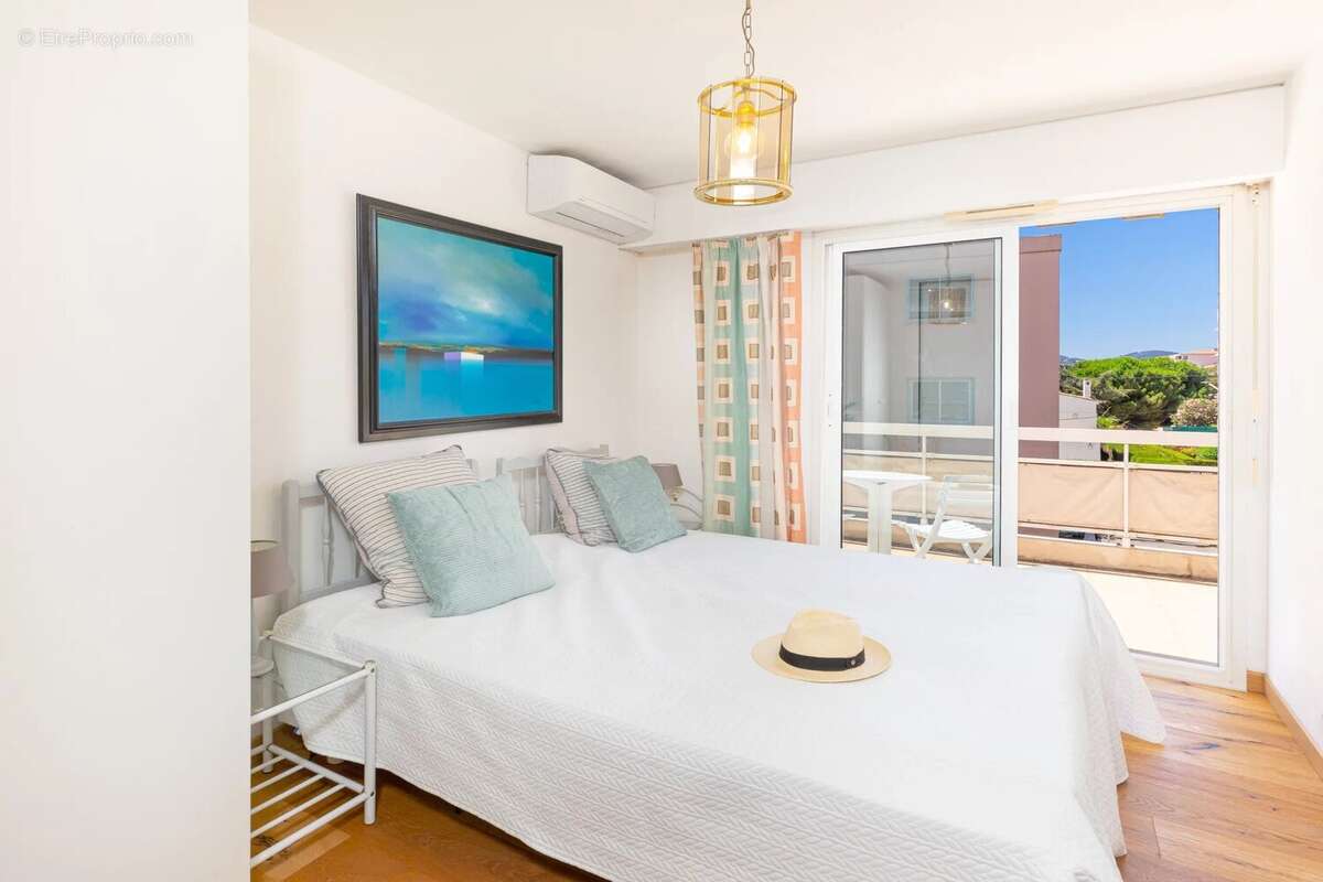 VENDU - Exclusivité  - JUAN-LES-PINS - Magnifique 3P avec terrasse de 40m² - piscine - parking en sous sol - à 150 m des plages - photo 8