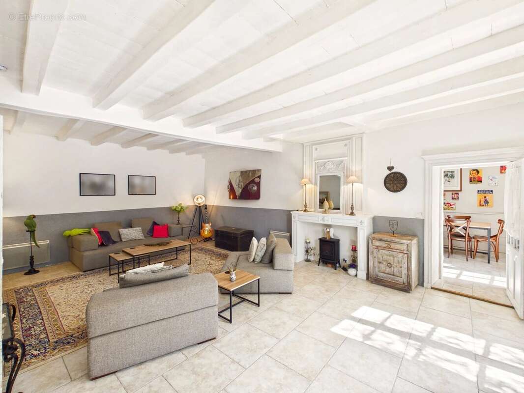 Maison rénovée en gardant tous les élements de l'époque, et commerces à pied! - photo 3