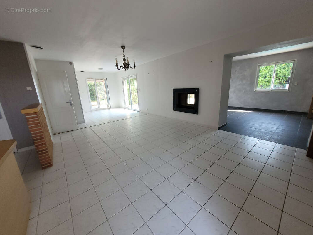  FLEURY Villa de type V d'une SH 152 m2 sur 3 faces sur un terrain de 619 m2 avec piscine. - photo 8