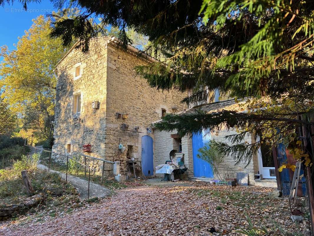 Maison en pierre à vendre à Ménerbes avec un jardin et piscine - photo 3