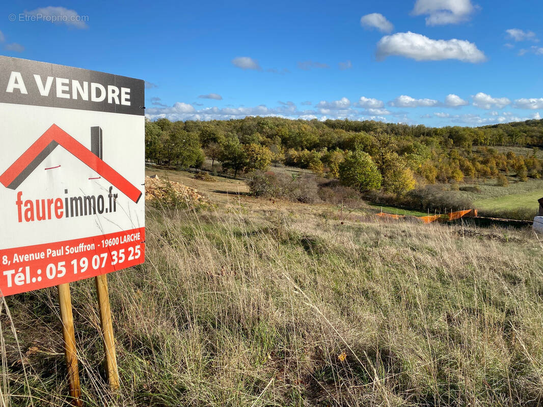 Terrain à SAINT-CERNIN-DE-LARCHE