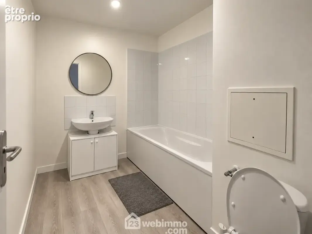 Voici la salle de bains avec wc
