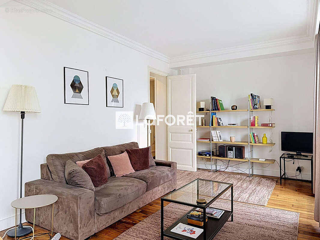Appartement Paris 2 pièces - 42 m2 - VICTOR HUGO - photo 2