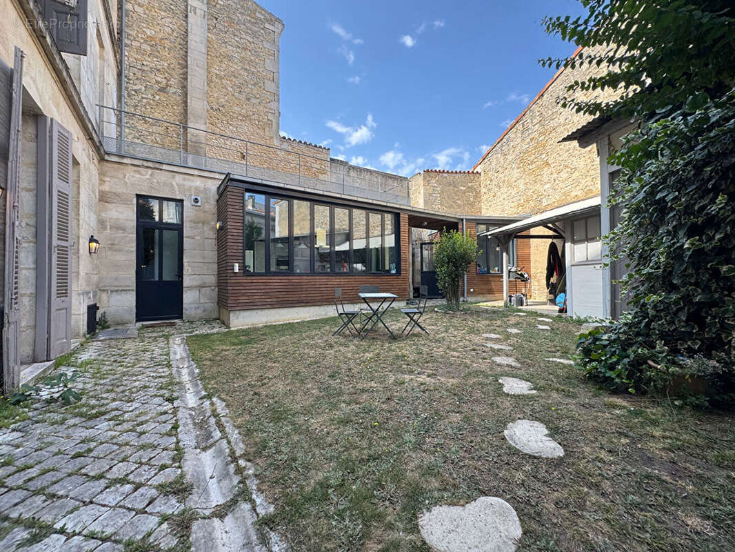 Rochefort Centre-Ville : Maison de Maître 230m² - 6 chambres, jardin et garage attenant - photo 14