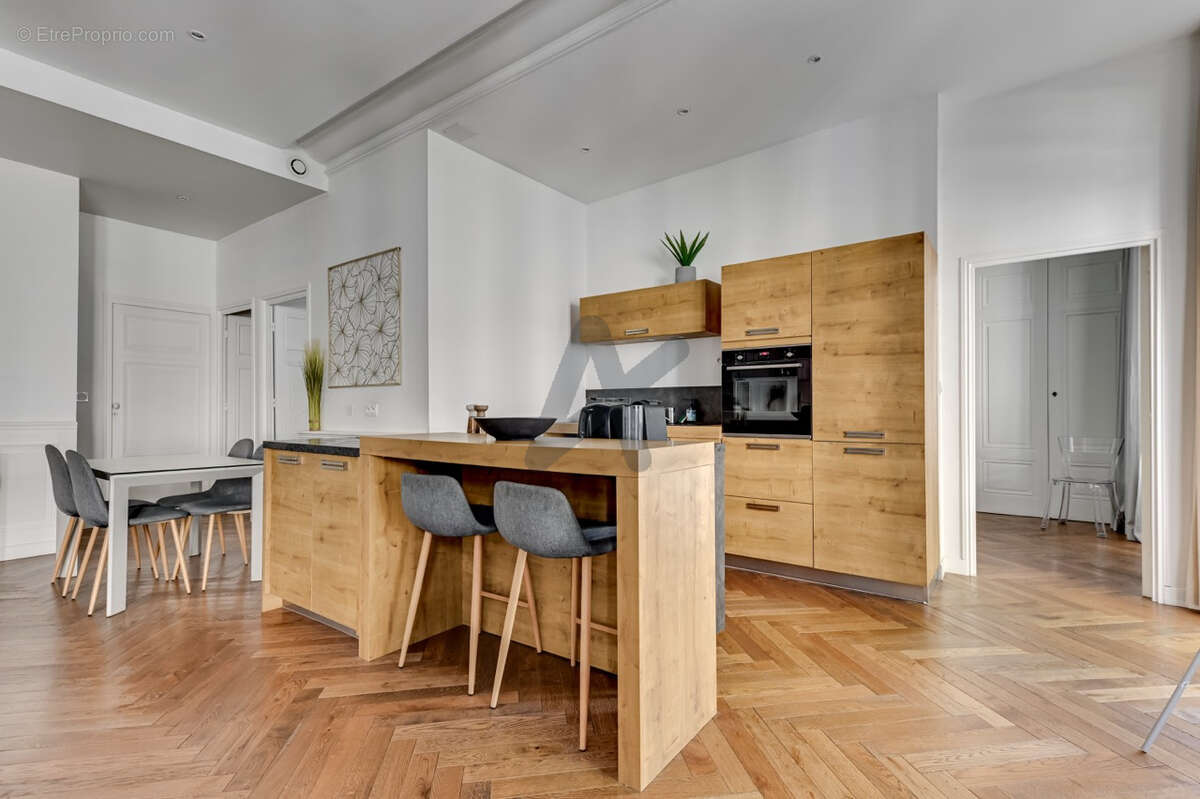 TÊTE D'OR / MASSÉNA  Appartement avec 3 chambres et un balcon en étage - photo 9