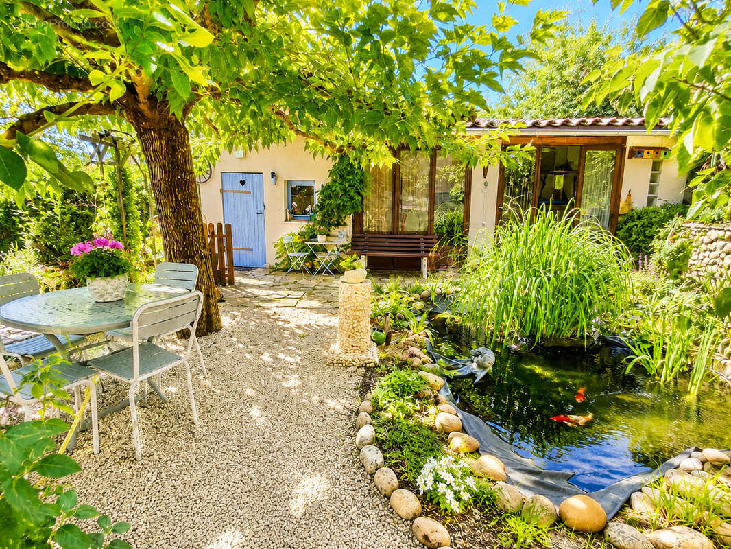 Maison familiale aux volumes généreux avec piscine, dépendances et terrain de 1 400 m2 - photo 2