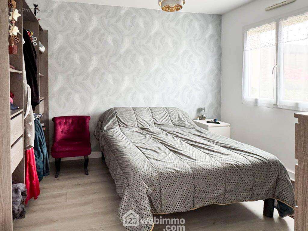 La partie nuit distribue trois chambres... - Maison à MAULEON