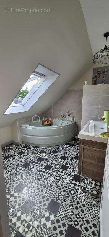 BEAUCÉ – Maison rénovée de 105,48 m² avec vie de plain-pied, sous-sol complet et terrain clos de 492 m² - photo 12