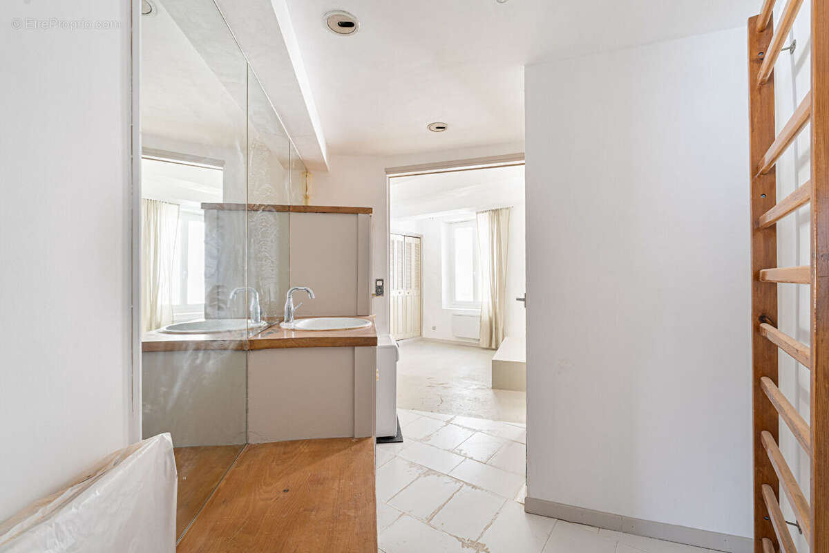 Appartement à MARSEILLE-1E