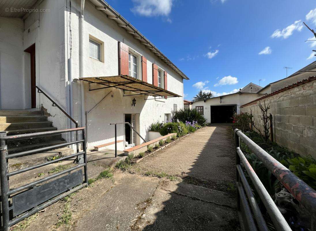 Maison atypique mitoyenne d'un côté, de 77 m2, 2 chambres, 180 m2 de terrain - photo 4