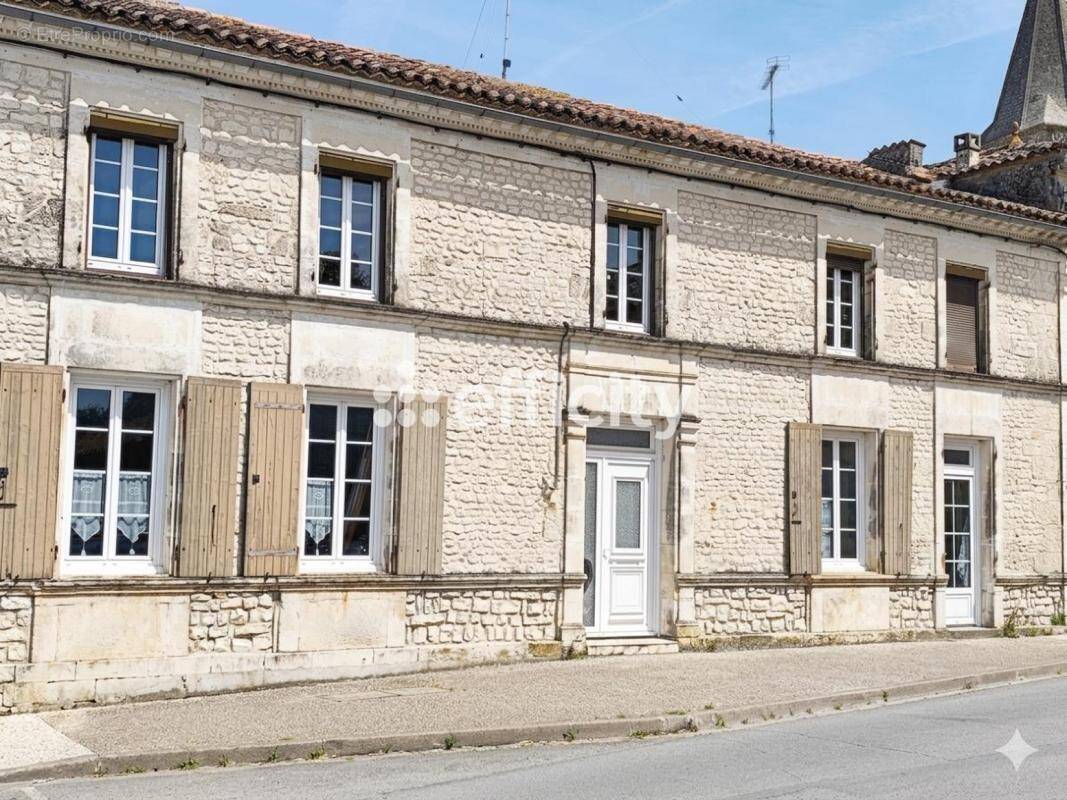 Maison à JARNAC-CHAMPAGNE