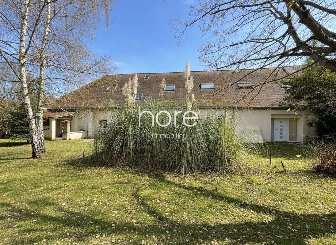 Maison à LA CELLE-SAINT-CYR