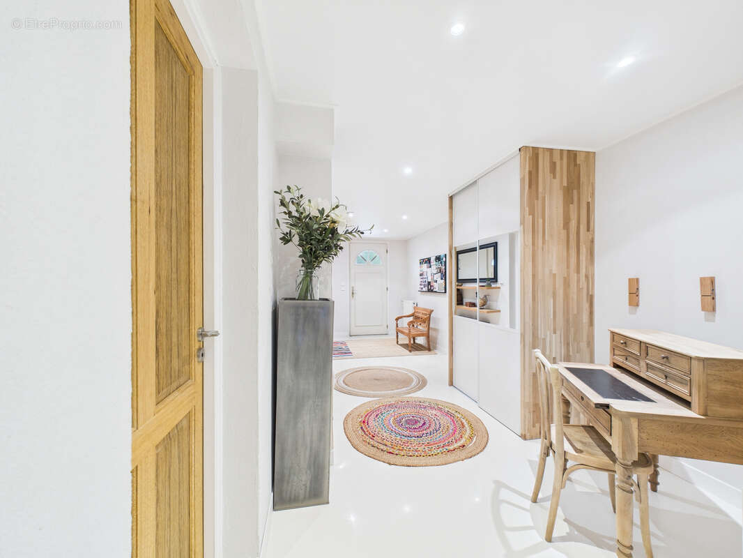 Maison individuelle - secteur calme belle exposition - La Biolle - 215 m2 - photo 3