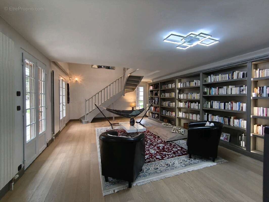 Maison à VALLANGOUJARD