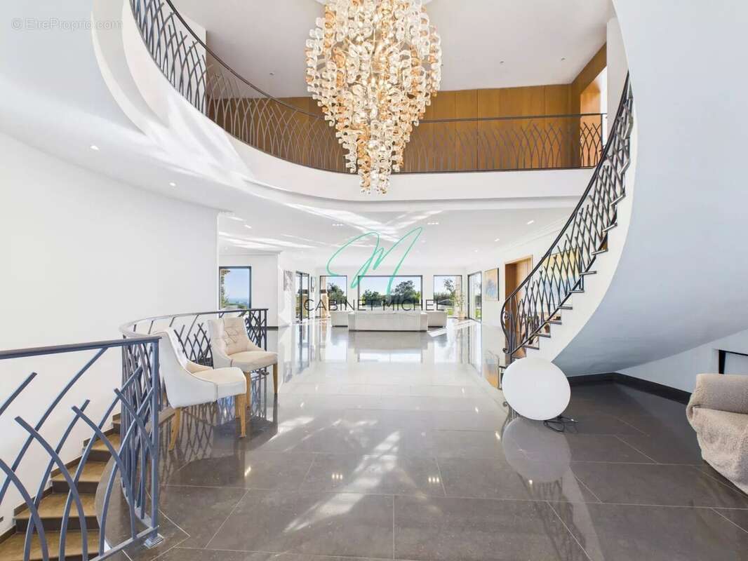 Maison à ROQUEFORT-LES-PINS