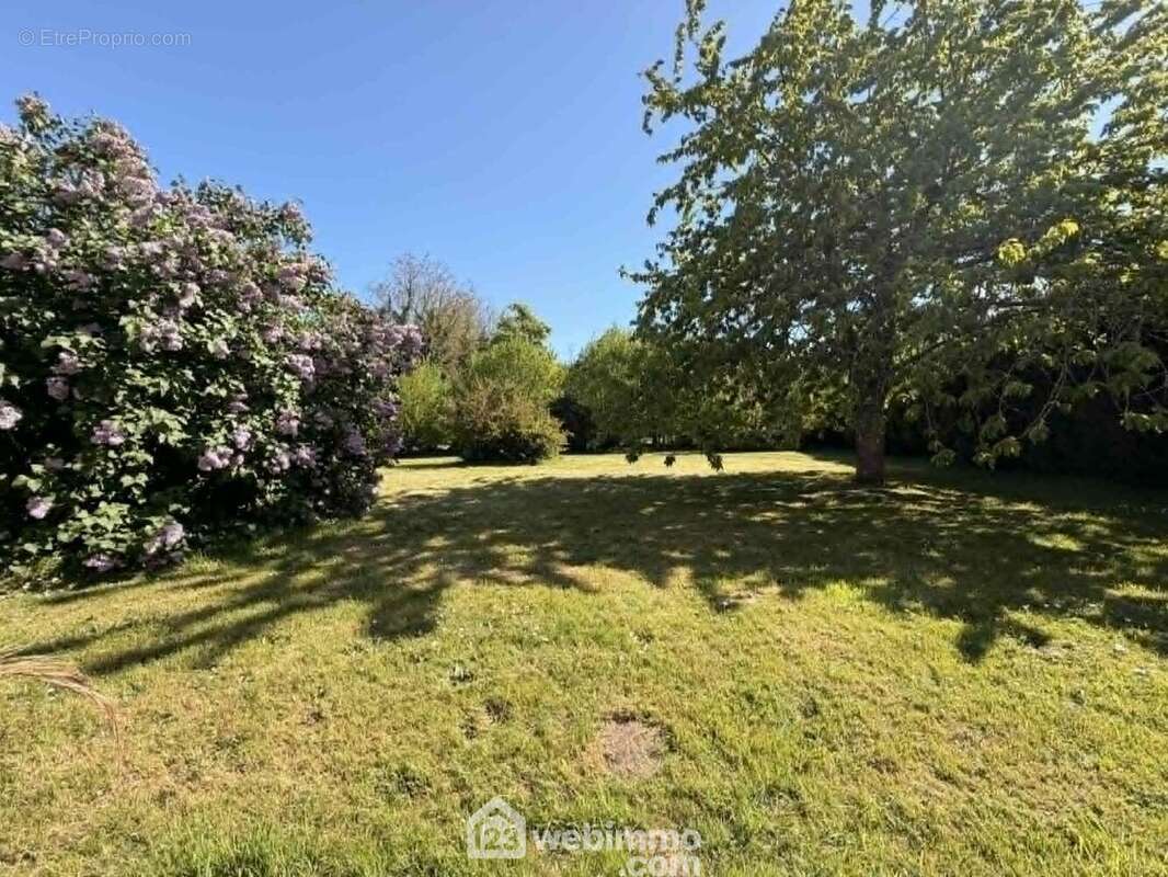 Erigée sur un terrain clos et sans vis-à-vis de 1 435 m² - Maison à LAVAL-EN-LAONNOIS