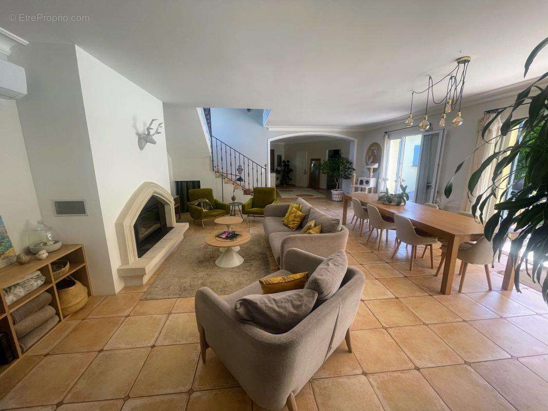 Maison 233 m² à Rognes  - photo 2