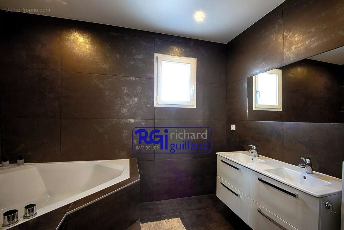 Maison à LA TOUR-DU-PIN