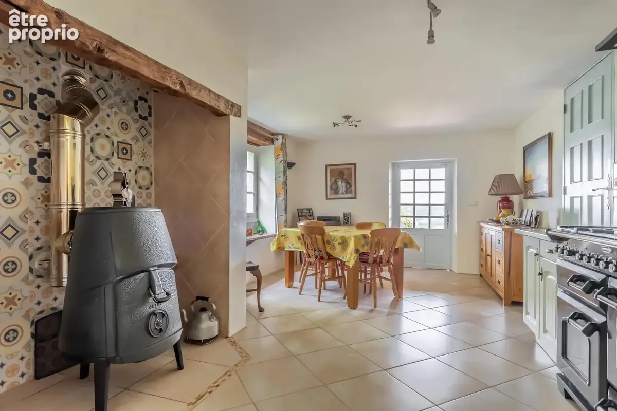 Maison de campagne avec piscine, atelier de poterie, dépendances et garage - photo 18