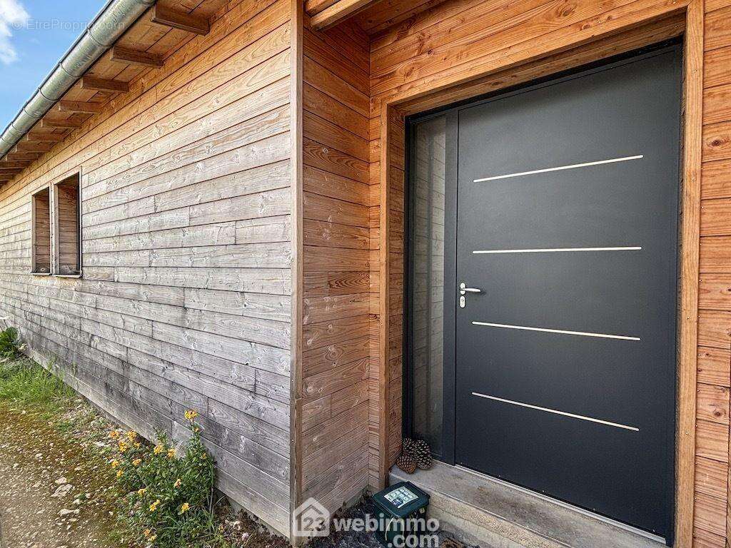 Entrée par l'agrandissement, - Maison à SAINT-GEORGES-LES-BAILLARGEAUX