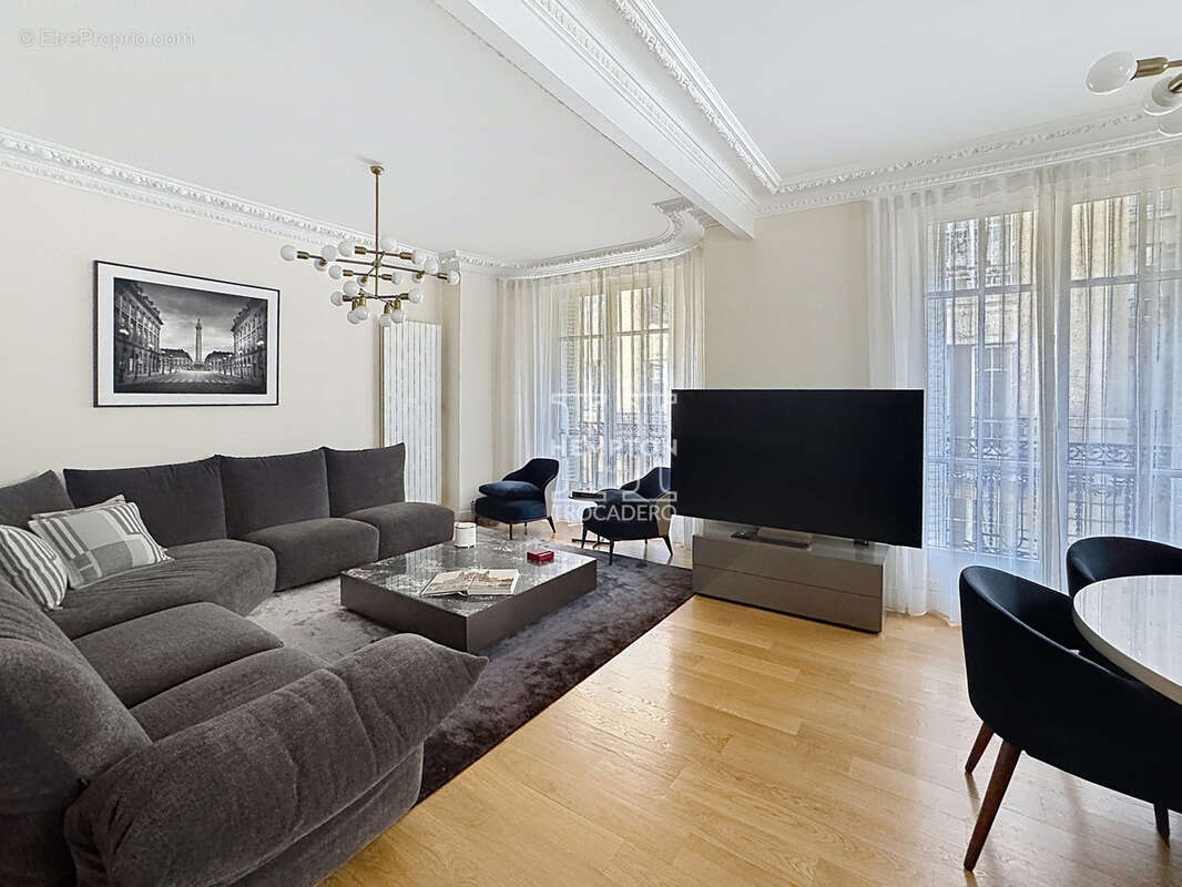 Appartement à PARIS-16E