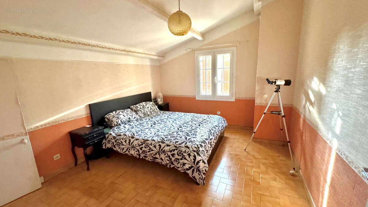 Maison à ENTRAIGUES-SUR-LA-SORGUE