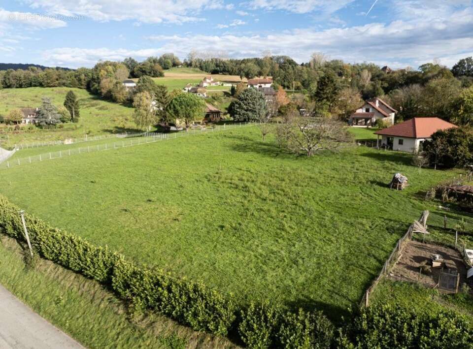 Terrain à SAINT-GENIX-SUR-GUIERS
