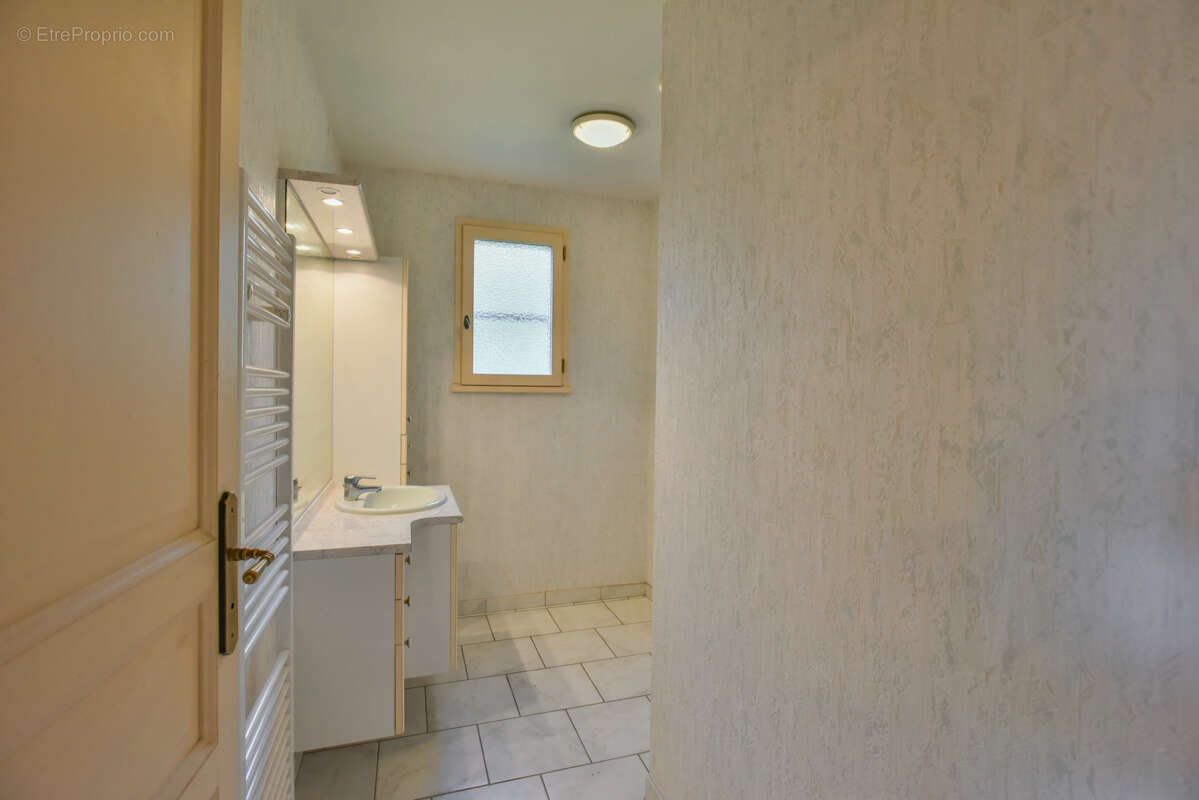 Maison individuel, +/-80 m2 , grande sous-sol 6pieces,  3 chambres, atelier en bois, jardin et forets - photo 12