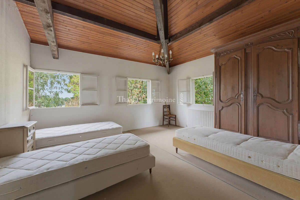 Propriété de 235 m2 avec plus de 5 000 m2 de terrain à Cambes - photo 10