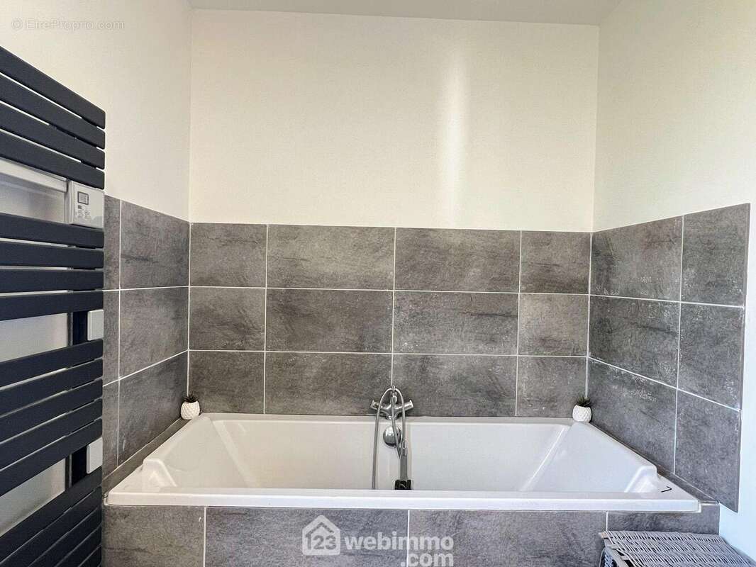 ... avec douche et baignoire. - Maison à JUIGNE-SUR-LOIRE