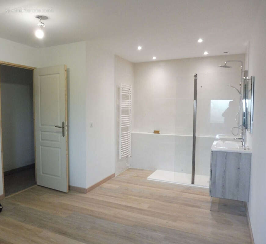 Maison 5 chambres avec dépendances et grand terrain à Coulonges Sur L'Autize - photo 12