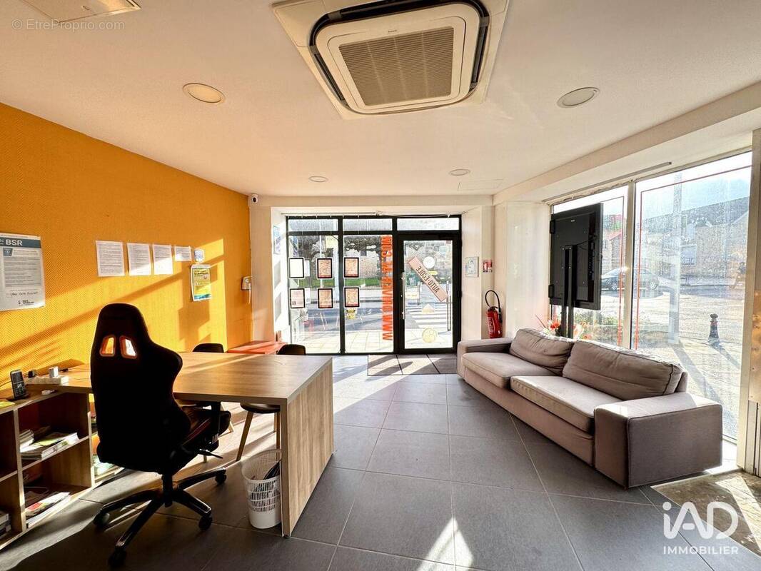 Photo 1 - Commerce à MOISSY-CRAMAYEL