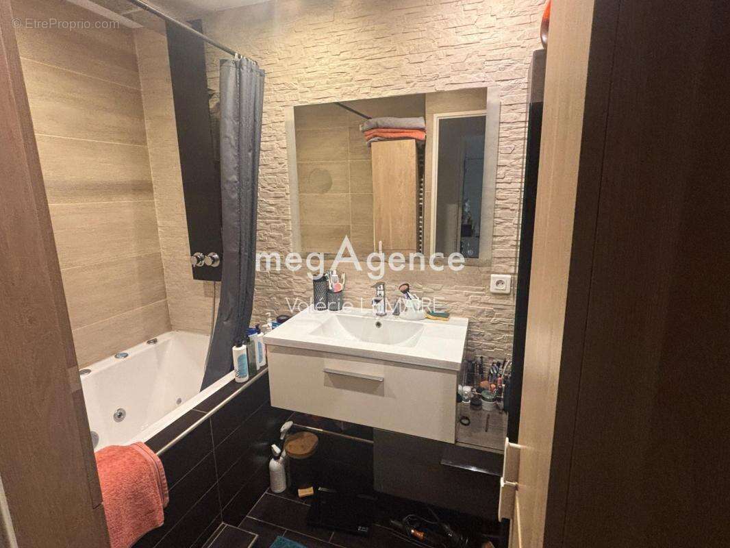 Appartement à MANDRES-LES-ROSES