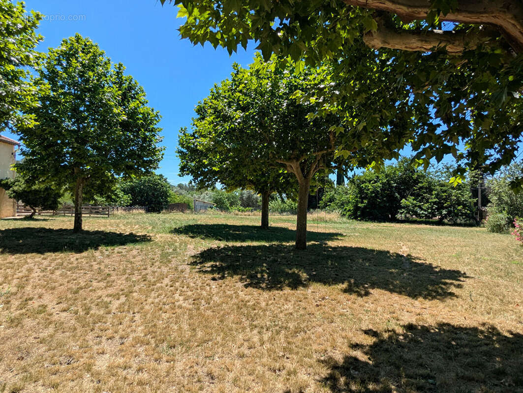 VILLECROZE, vaste bâtisse de 790 m² avec dépendances, garage et piscine - photo 4